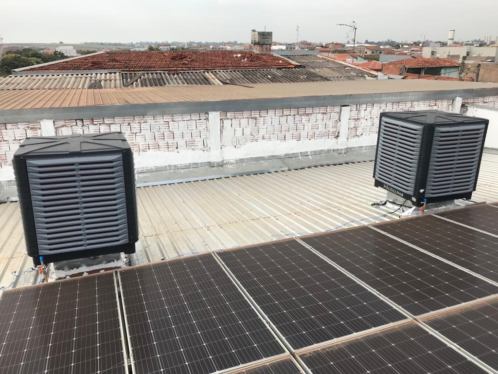 Vista aérea de climatizadores em indústria
